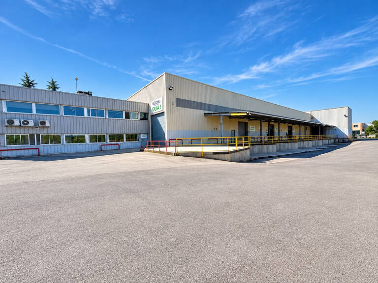 Ensemble immobilier industriel   2 940 m2   Terrain 5 915 m2 — photo 1