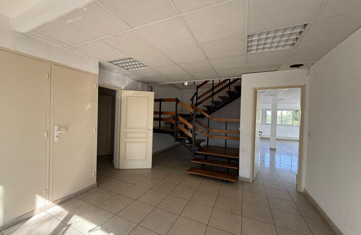 Ensemble immobilier industriel   2 940 m2   Terrain 5 915 m2 — photo 4