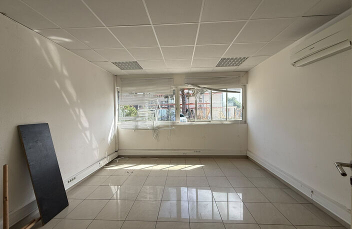 Ensemble immobilier industriel   2 940 m2   Terrain 5 915 m2 — photo 5
