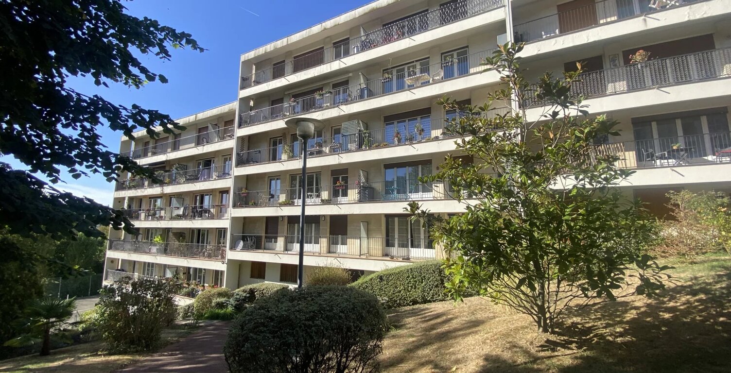 A LOUER - APPARTEMENT DE 4 PIECES SITUE A CHARTRES — photo 1