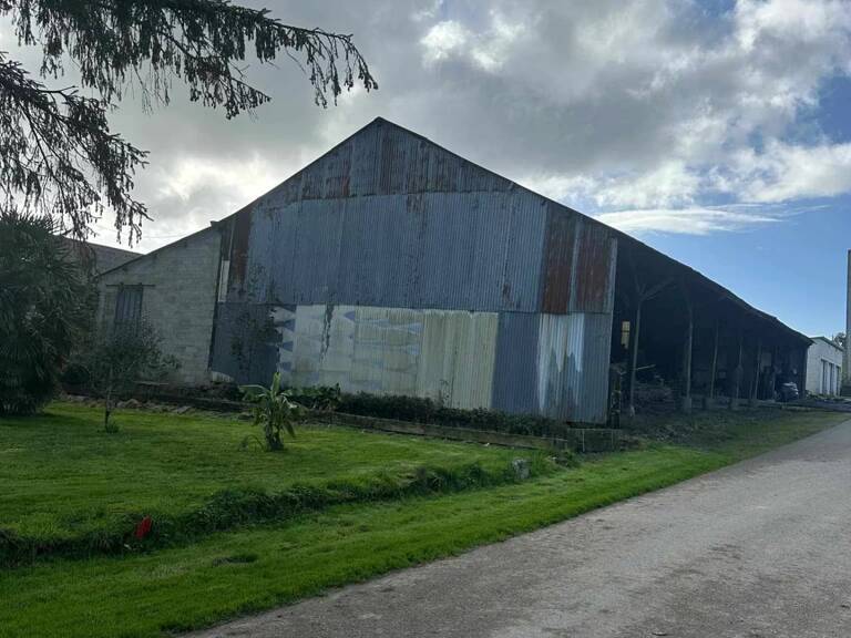 HANGAR ET ÉTANG — photo 1