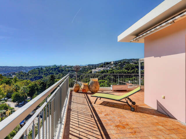 Nice Cimiez - Rare - 2 pièces 57m2 et 90m2 de terrasse au dernier étage d'une résidence de standing — photo du bien