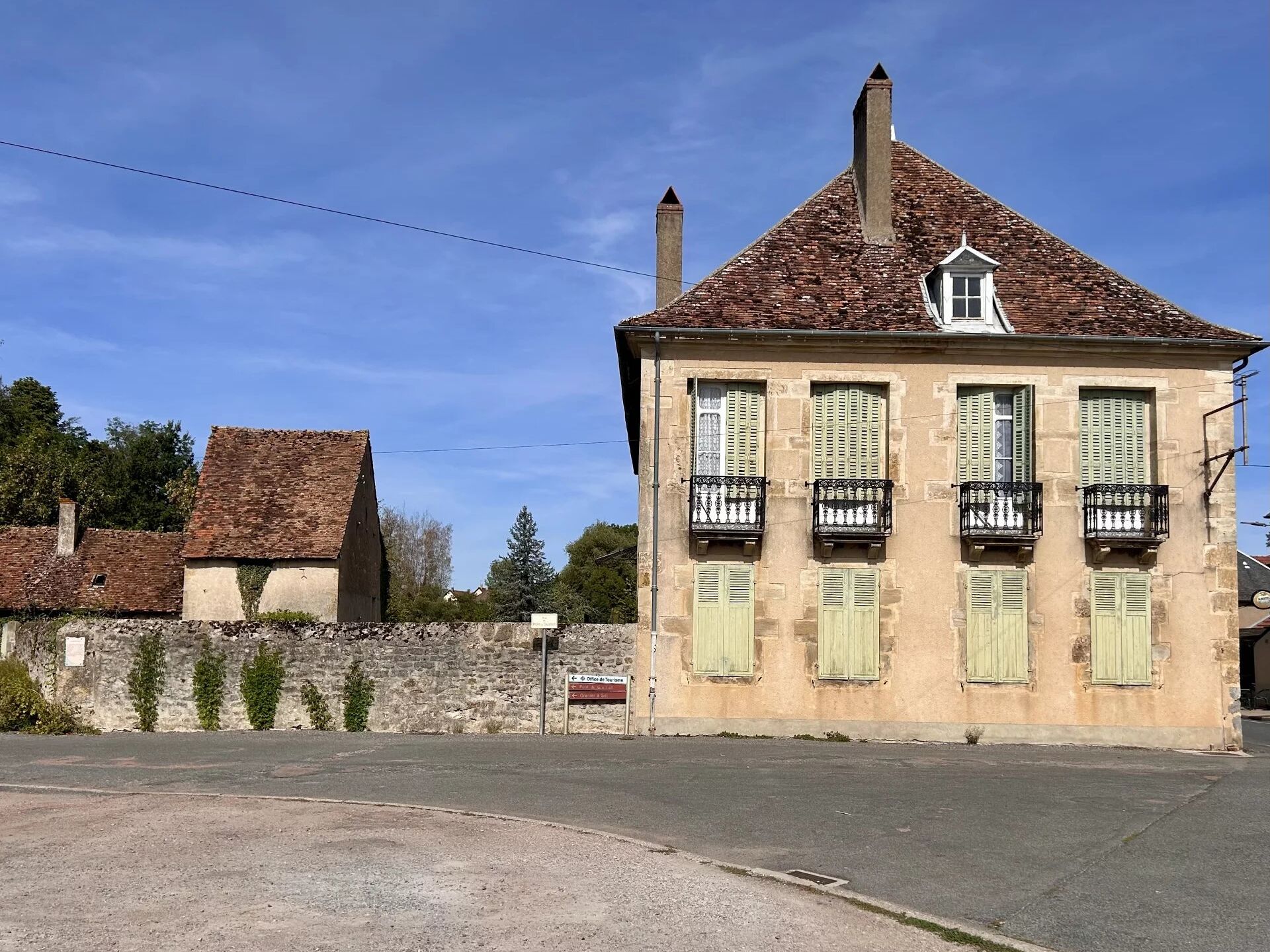 Maison 6 pièces 207 m² · à Moulins-Engilbert · 207 m² · 249 000 €