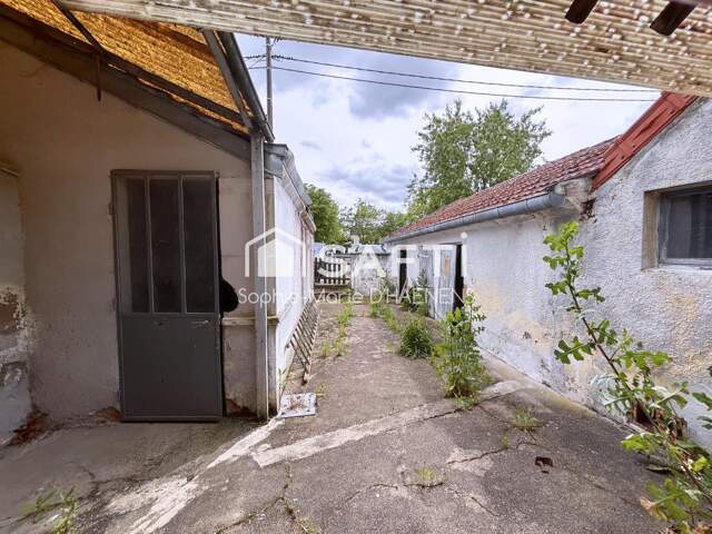 Maison de ville à rénover avec cour et dépendances — photo du bien