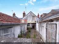 Maison de ville à rénover avec cour et dépendances — photo 2