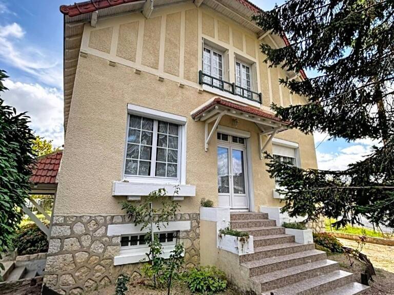 Grande maison lumineuse avec jardin et véranda — photo 1