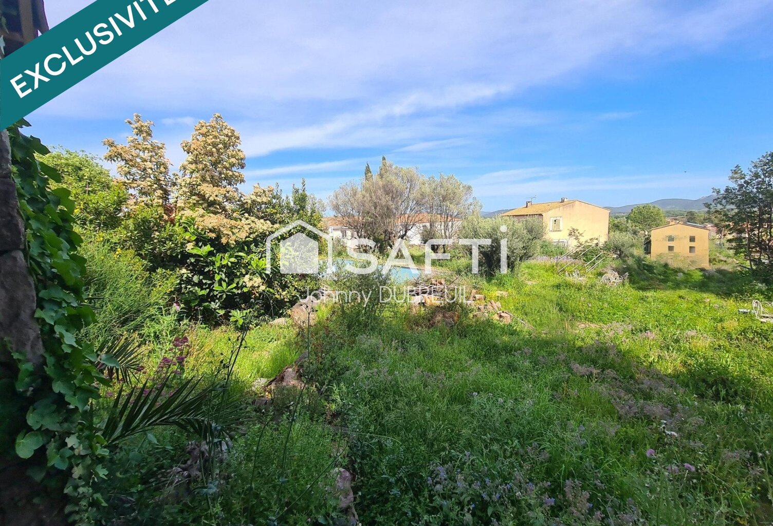 LA FARLEDE - Magnifique terrain à bâtir de 1288m2 avec un bâti existant en forme de L et piscine — photo 1