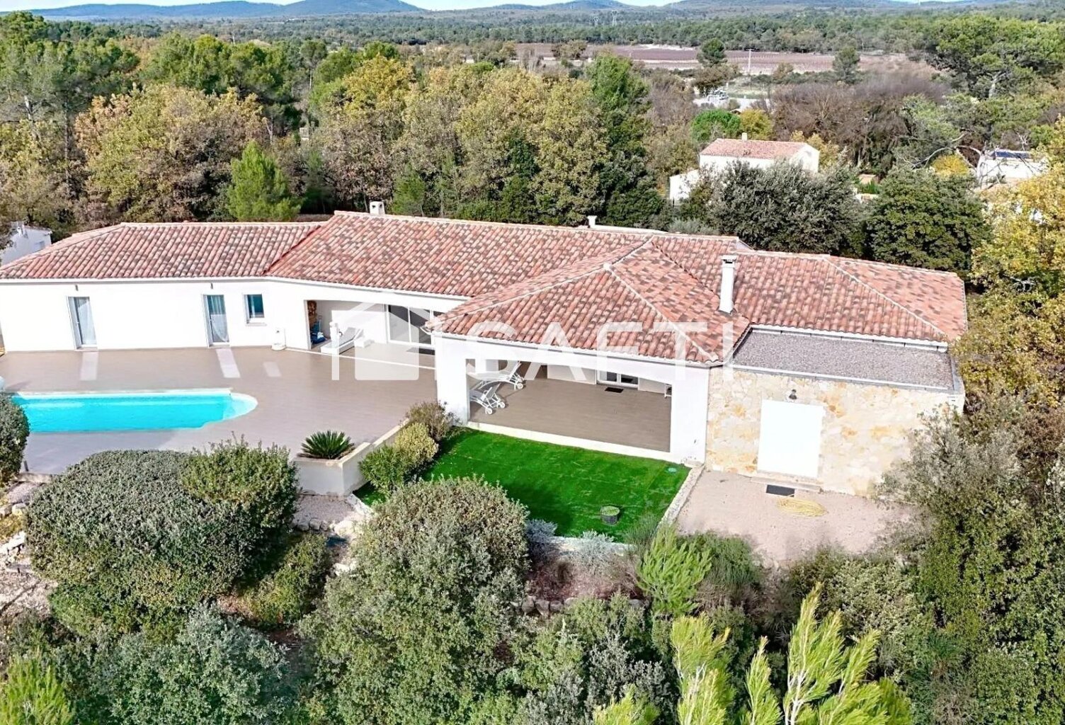Villa d'architecte de 205 m² avec une vue exceptionelle, une piscine et un garage de 50 m² — photo 1