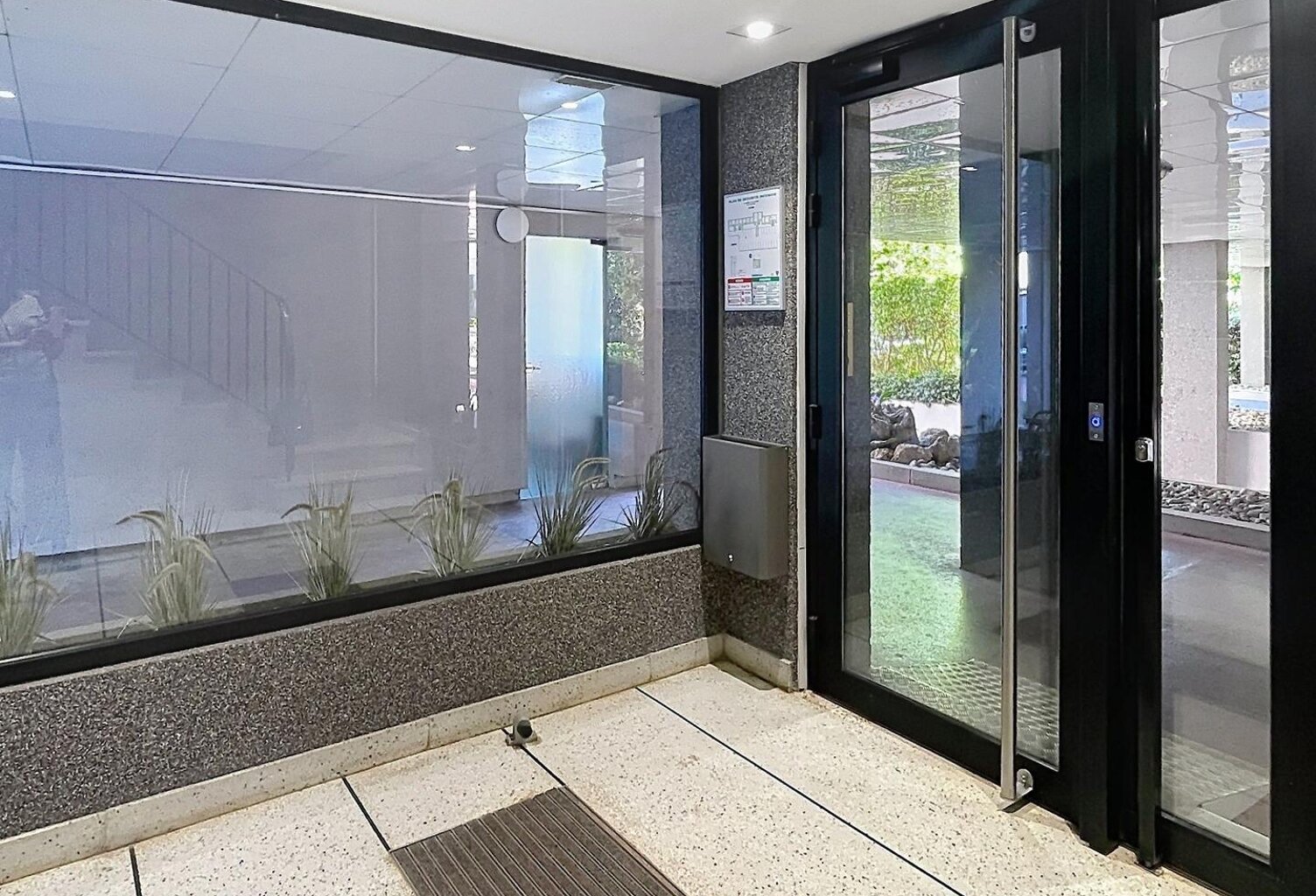 APPARTEMENT T3 DE 52 M2 AVEC CAVE  A QUELQUES MINUTES DU RER LAPLACE — photo 1
