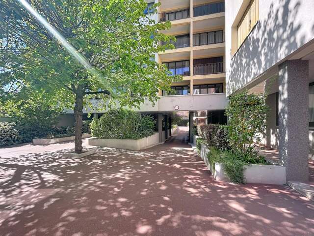 APPARTEMENT T3 DE 52 M2 AVEC CAVE  A QUELQUES MINUTES DU RER LAPLACE — photo du bien