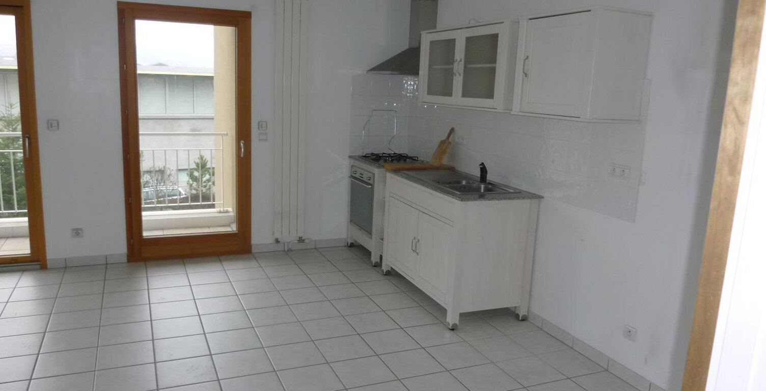 F3 - TERRASSE ET PARKING - SAINT PRIEST EN JAREZ — photo 1