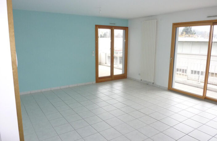 F3 - TERRASSE ET PARKING - SAINT PRIEST EN JAREZ — photo 3