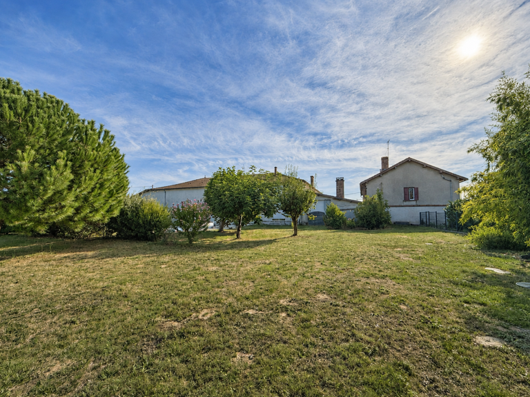 Propriété en pierre avec 2 logements sur 8718 m2 de terrain. — photo 1