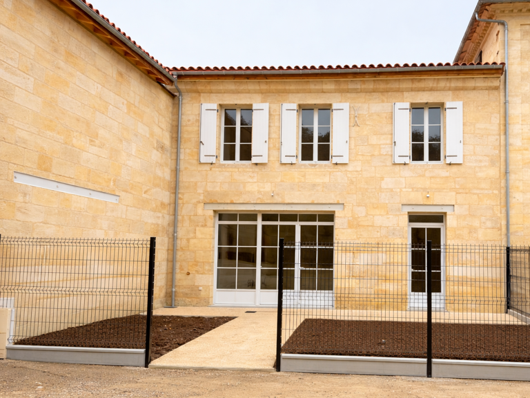 LUSSAC   Maison en pierre entièrement rénovée   127 m2 au so — photo 1