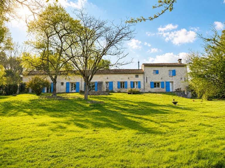 A Créon, maison en pierre de 239 m2 sur 7603 m2 de terrain . — photo 1