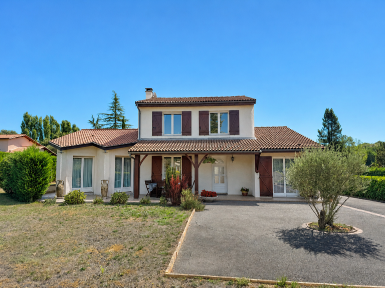 Maison familiale avec piscine et nombreuses dépendances à L — photo 1