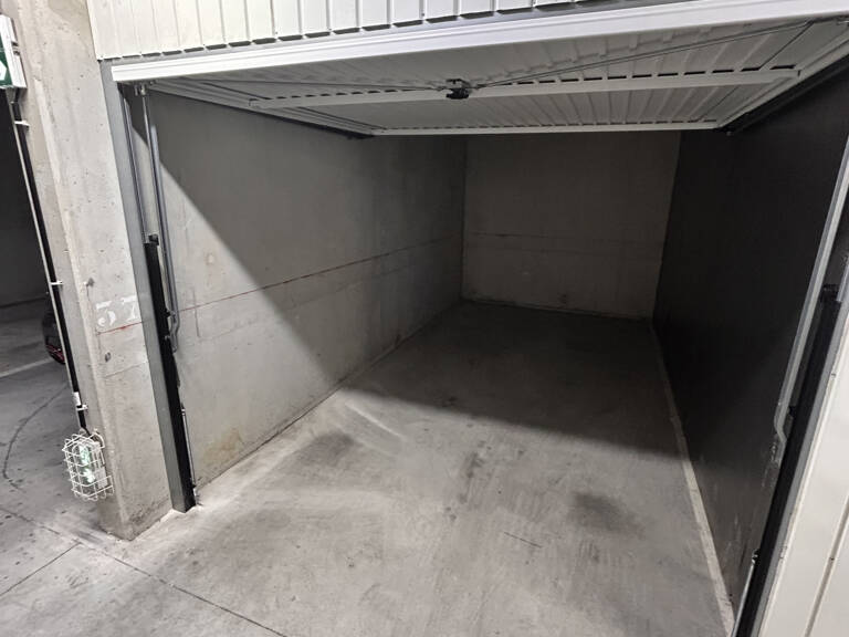 AIX LA DURANNE - GARAGE EN SOUS SOL - RESIDENCE SECURISEE — photo 1