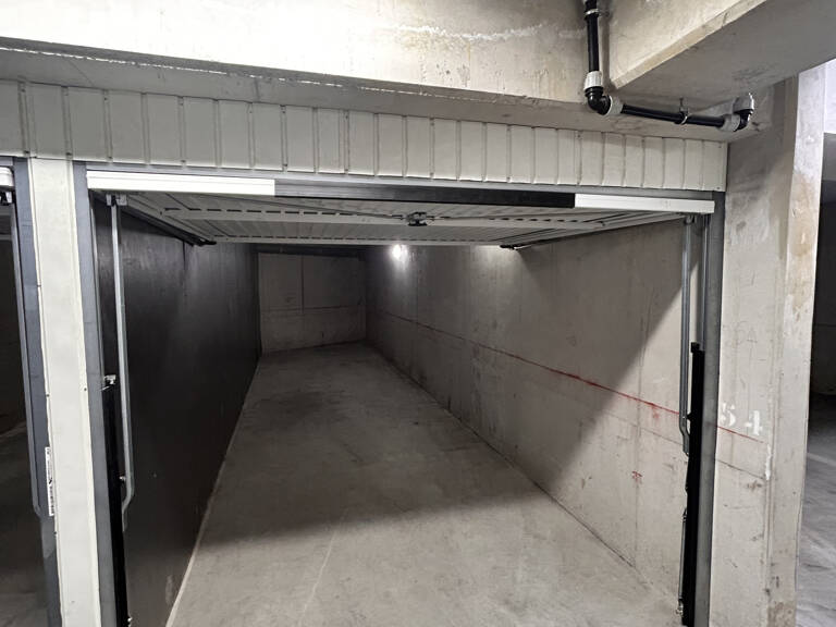 AIX LA DURANNE - GARAGE DOUBLE EN SOUS SOL - RESIDENCE SECURISEE — photo 1