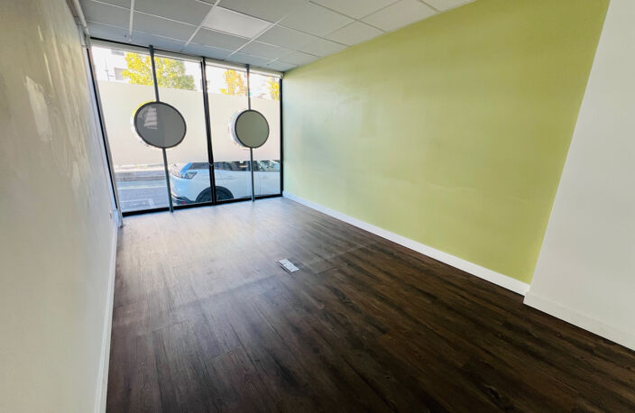 Local commercial de 78 m2 quartier St Cyprien. — photo 3