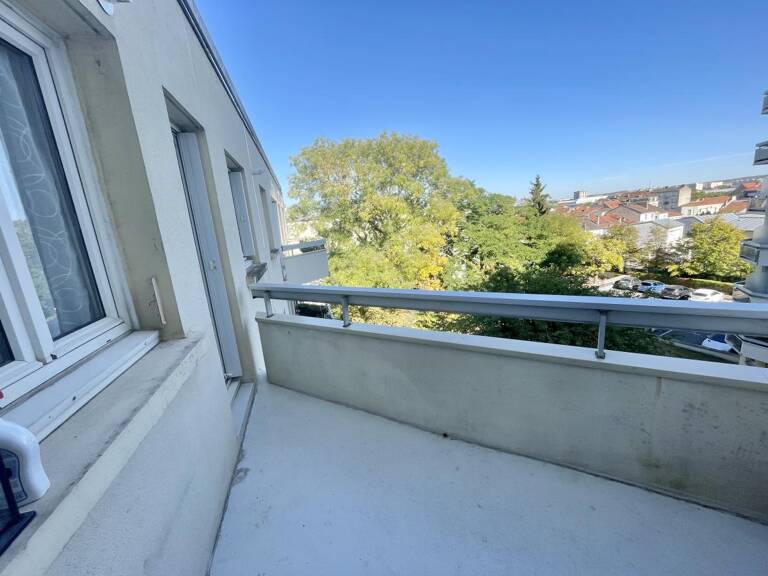 Appartement 3 pièces avec balcon, parking et cave. — photo 1