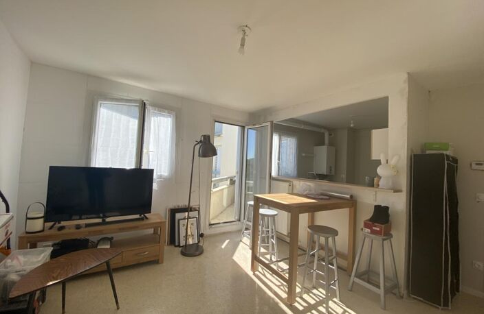 Appartement 3 pièces avec balcon, parking et cave. — photo 2