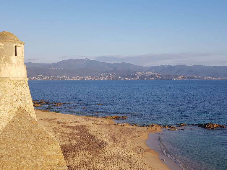 AJACCIO PROCHE PORT  BUREAUX 78M2 AVEC 2 GRANDES VITRINES — photo 1