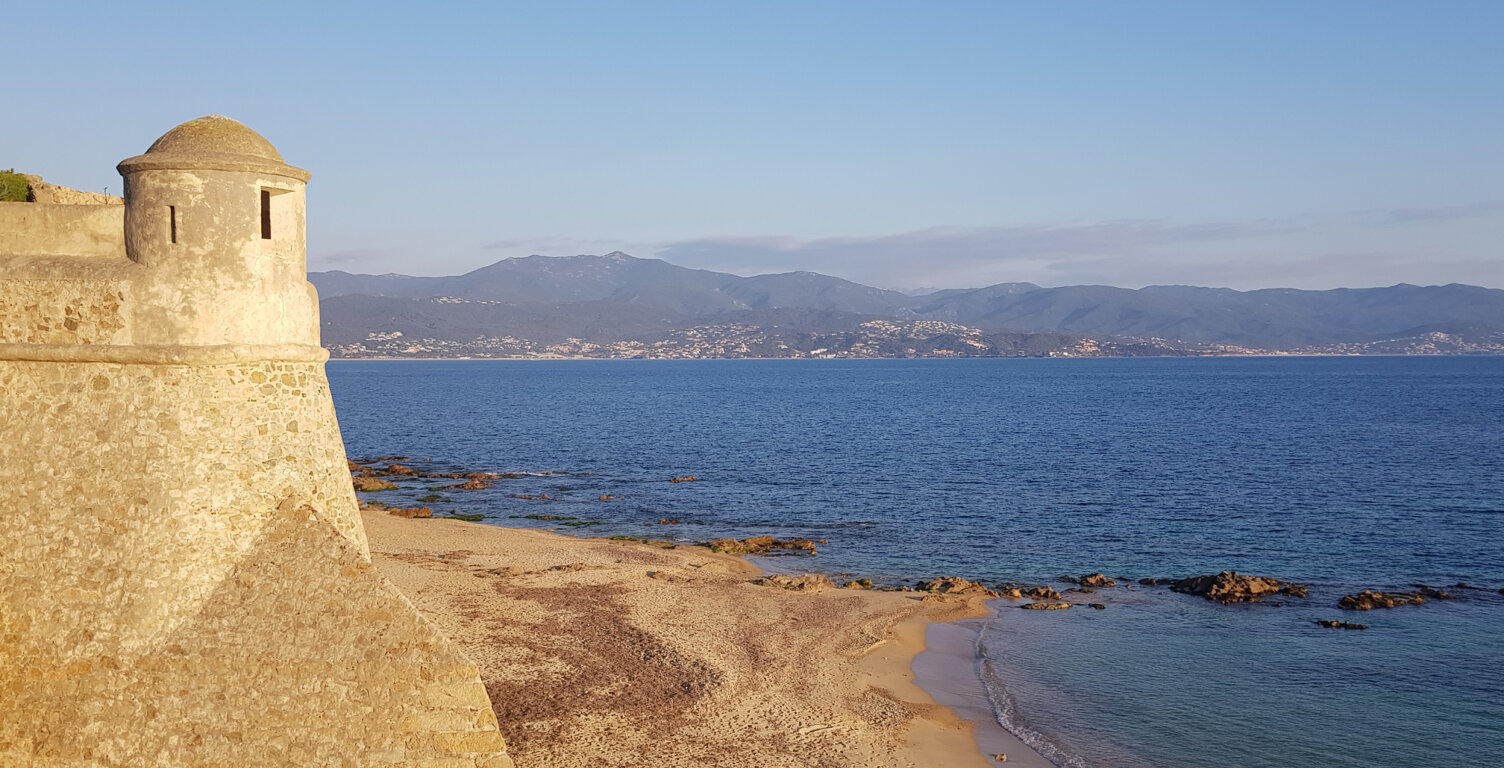 AJACCIO PROCHE PORT  BUREAUX 78M2 AVEC 2 GRANDES VITRINES — photo 1