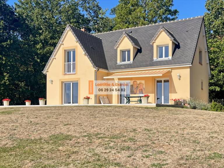 À 3 minutes de Verneuil-sur-Avre, cette maison de 140 m² vous séduira par ses beaux volumes, son terrain clos et arboré de 2 500 m² et son environnement calme avec vue dégagée — photo 1