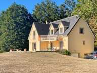 À 3 minutes de Verneuil-sur-Avre, cette maison de 140 m² vous séduira par ses beaux volumes, son terrain clos et arboré de 2 500 m² et son environnement calme avec vue dégagée — photo 2