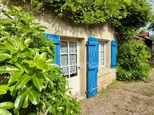   Maison en pierre pleine de caractère avec potentiel locatif – proche de Cherveux — photo du bien