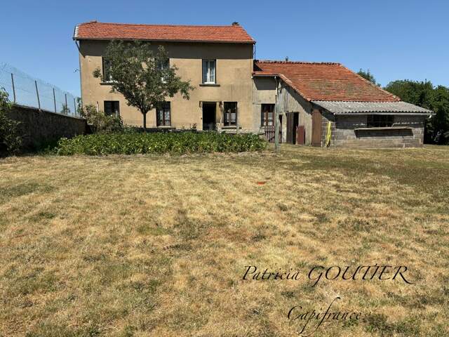 Proche de NOIRETABLE  : MAISON DE CAMPAGNE de 157 m2 avec DEPENDANCES  et TERRAIN de 1200 M2 — photo du bien
