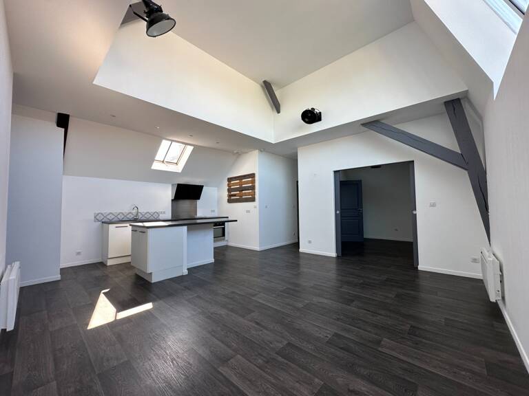 ULTRA-CENTRE SAUMUR, Appartement lumineux rénové de 82m² avec stationnement sécurisé et cave — photo 1