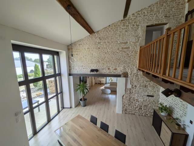 MAISON EN PIERRE RÉNOVÉE – 157 M² – 3 CHAMBRES – TERRAIN DE PLUS DE 3 000 M² PISCINABLE – GRANGE ET DÉPENDANCES – PROCHE LA CRÈCHE / NIORT — photo du bien