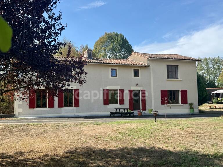 Maison de caractère avec piscine et nombreuses dépendances dans un environnement paisible — photo 1