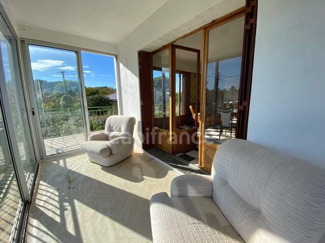 UZES 4km, village toutes commodités : Maison avec grand terrain, garage double et vue dominante ! — photo du bien
