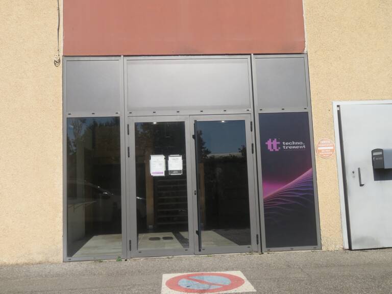 LOCAL commercial ou artisanal à LOUER DIGNE LES BAINS (04000) zone commerciale SAINT CHRISTOPHE — photo 1