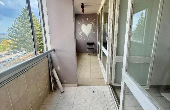 T4 de 82m² avec loggia et vue dégagée – Saint-Étienne, Montreynaud — photo 3