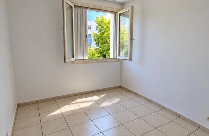 T4 de 82m² avec loggia et vue dégagée – Saint-Étienne, Montreynaud — photo 5