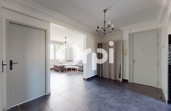 BRON – LES ESSARTS | T4 TRAVERSANT 3 CHAMBRES – RÉSIDENCE FERMÉE ET AU CALME — photo 4