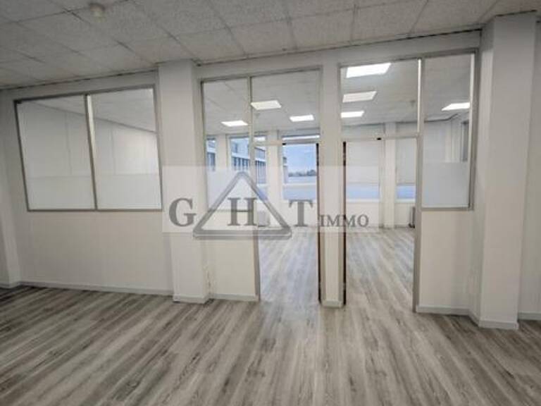 BUREAU DE 150 m² A LA LOCATION AU PLESSIS-BELLEVILLE ; — photo 1
