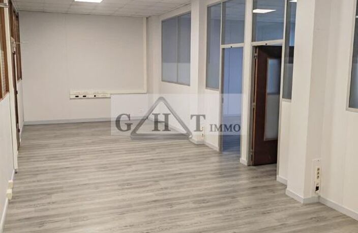 BUREAU DE 150 m² A LA LOCATION AU PLESSIS-BELLEVILLE ; — photo 2