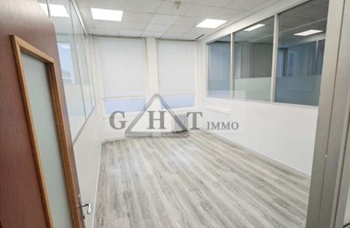 BUREAU DE 208 m² A LA LOCATION AU PLESSIS-BELLEVILLE ; — photo 3