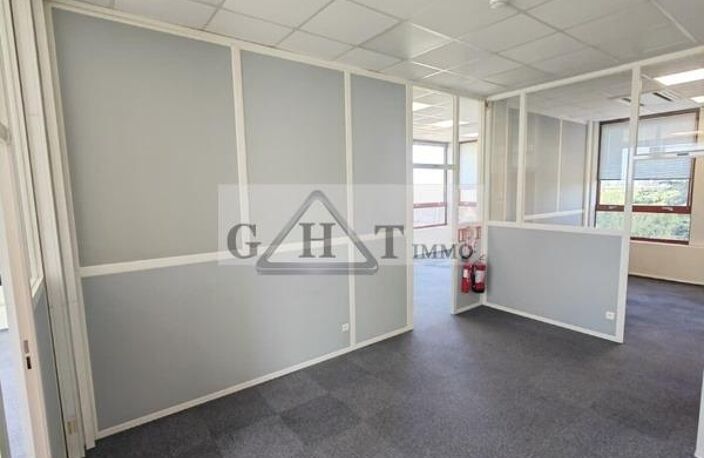 BUREAU DE 103 m² A LA LOCATION A LE PLESSIS-BELLEVILLE ; — photo 3