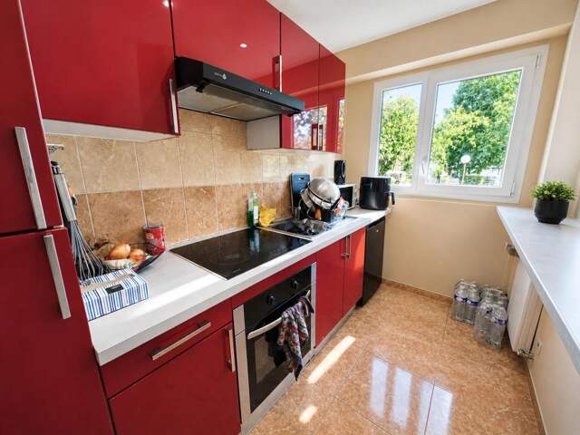 Appartement F4 de 76m2 en rez-de-chaussée dans résidence rénovée — photo du bien