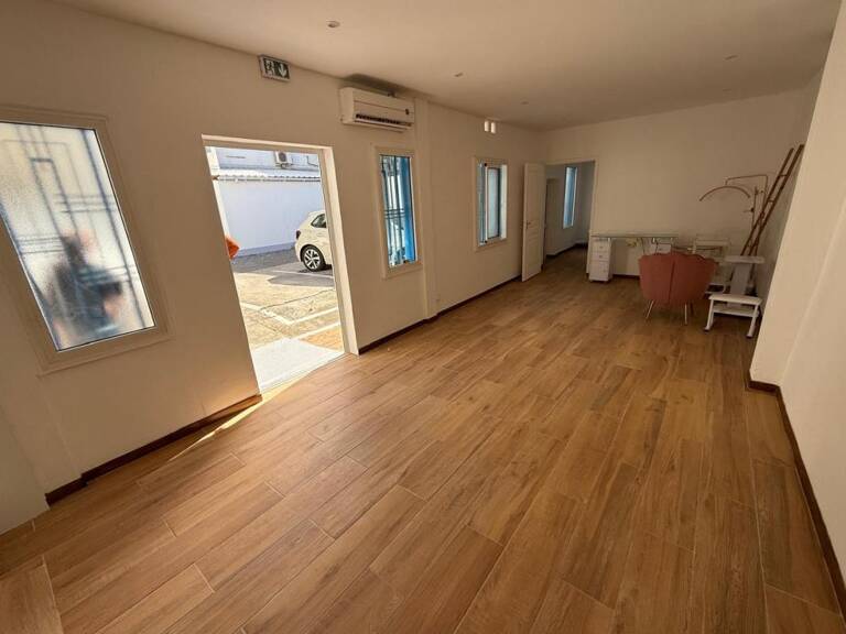 Local professionnel de 50m2 en location 700 EUR par mois à Sai — photo 1
