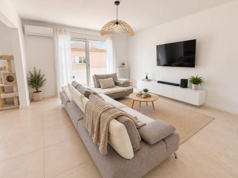 HYÈRES - T4 rénové de 75m2 avec balcon, garage et parcelle privative — photo 1