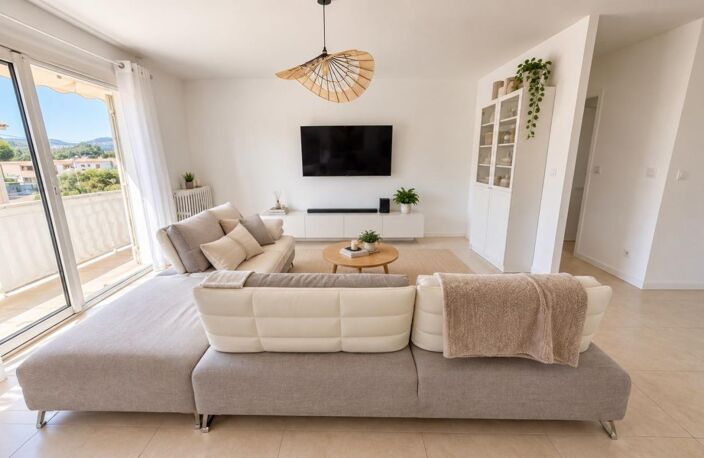 HYÈRES - T4 rénové de 75m2 avec balcon, garage et parcelle privative — photo 2