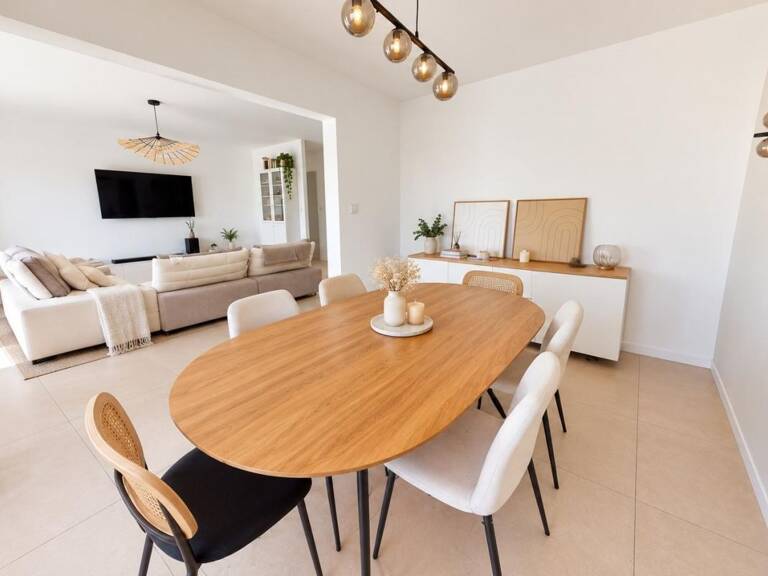 HYÈRES - T4 rénové de 75m2 avec balcon, garage et parcelle privative — photo 1