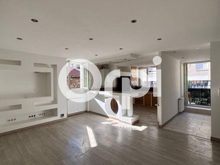 À LOUER – Appartement rénové 91,5 m² avec balcon, 3 chambres et stationnement – Centre-ville de Rive-de-Gier — photo 1