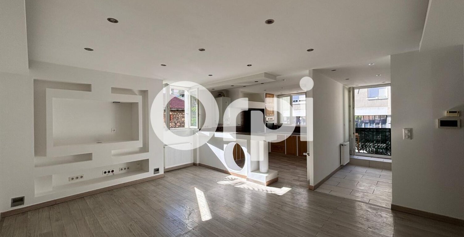 À LOUER – Appartement rénové 91,5 m² avec balcon, 3 chambres et stationnement – Centre-ville de Rive-de-Gier — photo 1